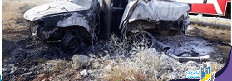 راننده ی خودرو در برخورد با تیر برق در آتش سوخت