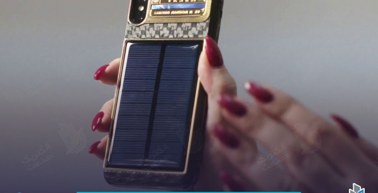 گوشی آیفون ۱۰ تسلا با باتری خورشیدی شارژ می‌شود